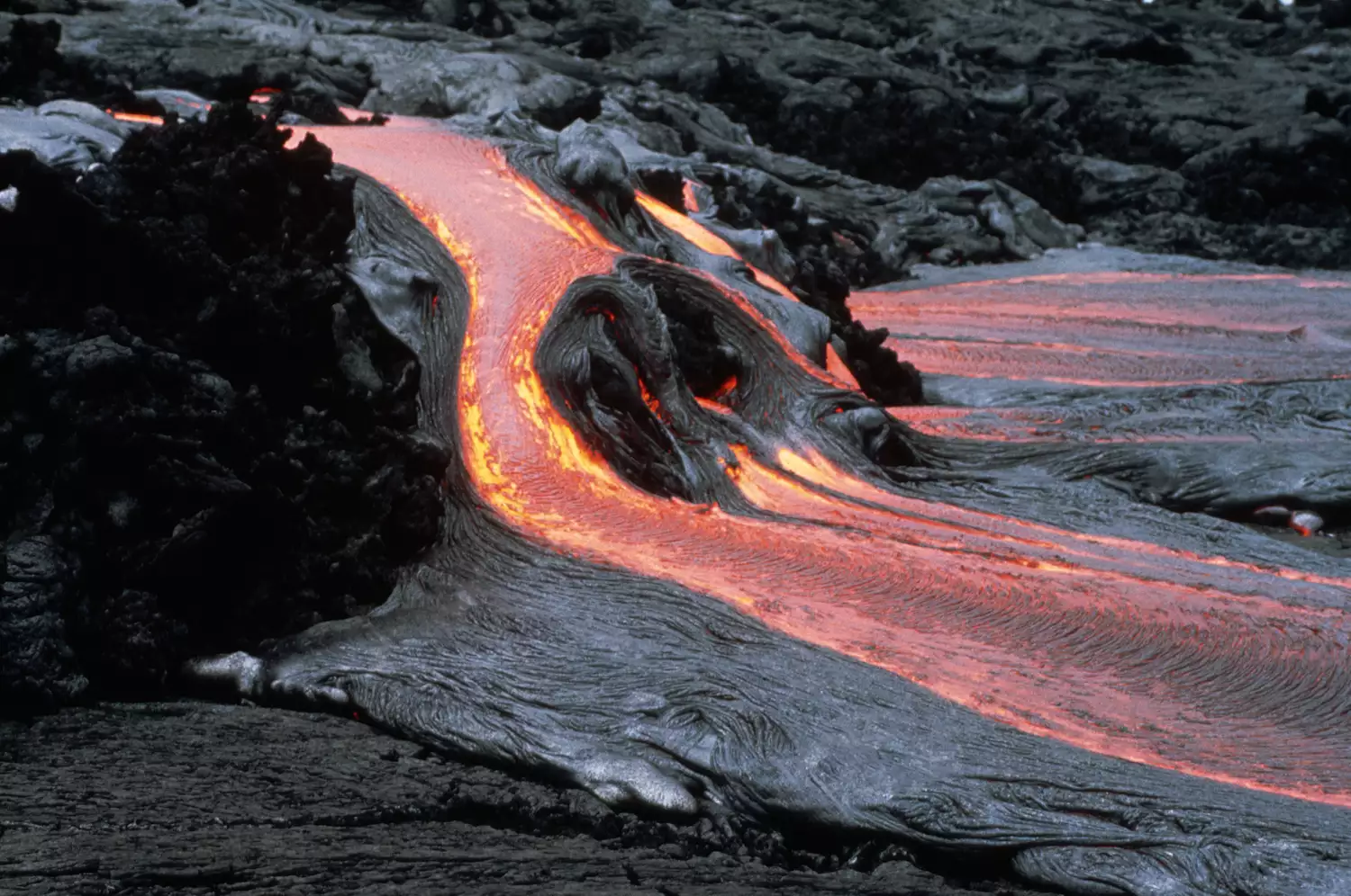 来自 Mauna Ulu 的 Pahoehoe 熔岩流过“Alae Crater”西南侧的 aa。
