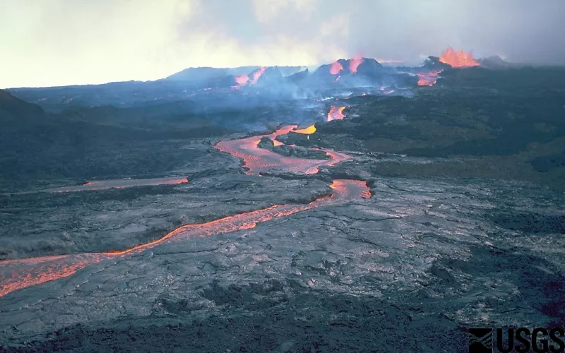 夏威夷莫纳罗亚火山喷发
